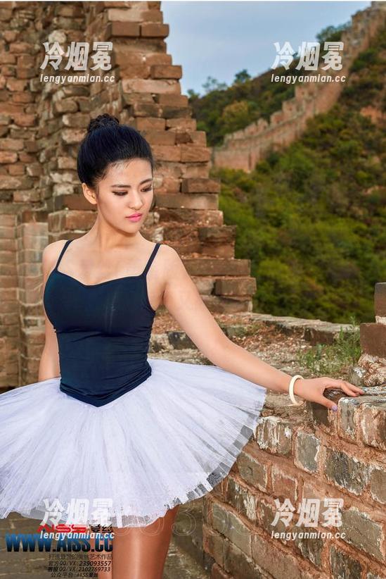 AISS爱丝(黄金版) - 哇，新一辑欣杨的街角写真，无意间又被她的气场震撼了。