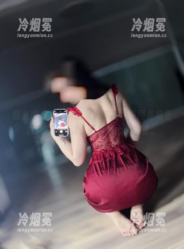 微密圈 - MIYA的双人作品，原图里藏着很多未解之谜，图片中心事重重。