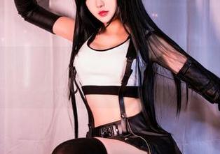 这组作品不只是礼服，更多的是MissWarmJ那飘忽的灵魂，不知哪些图包能打动她自己？