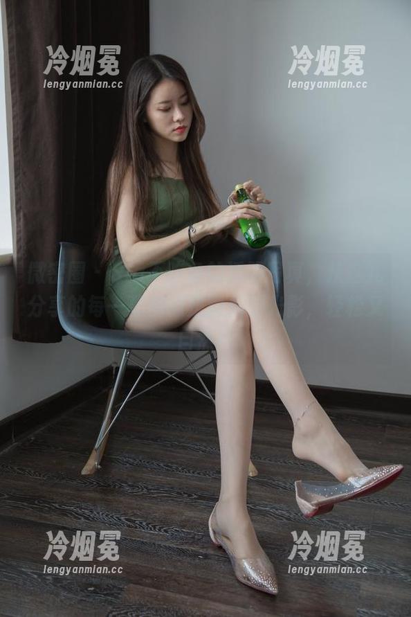 Sia不吃鱼 微密圈 - Sia不吃鱼的透明写真,从这儿分享的每一幕都像是雨后的光影,轻松又自然!