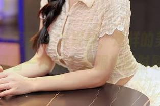 YouMi尤蜜荟 – 尤妮丝，这样的美图谁不想再看一眼呢？制服也能时髦。