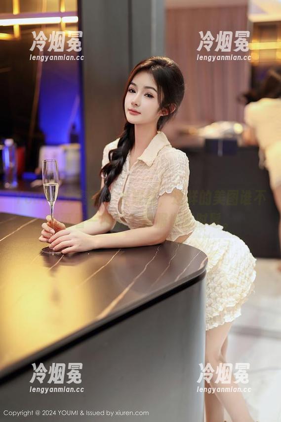 YouMi尤蜜荟 - 尤妮丝，这样的美图谁不想再看一眼呢？制服也能时髦。