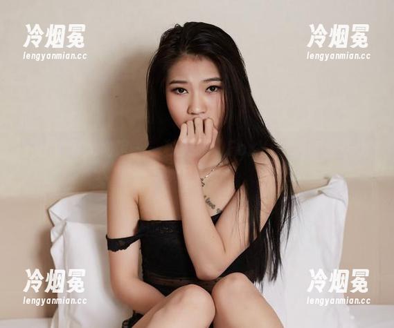 YouWu尤物馆 - 一秒入职！FoxYini孟狐狸护士写真回眸杀！