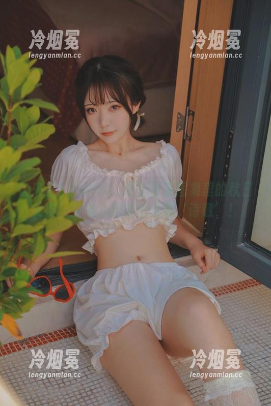 快来看！fushii_海堂最新图集里的秋日女友，没准儿能啃出几颗‘诗意’！