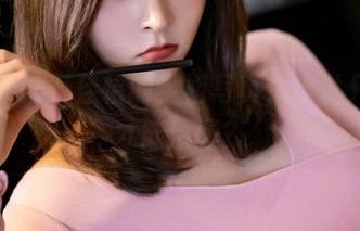 丽柜 – 翻开佳怡的学姐写真，谁说只喝水才能清醒？