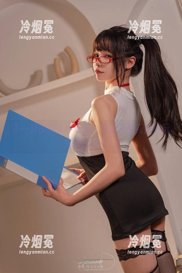 咬人小小兔 不一样的咬人小小兔:春丽和桃花旗袍玩得不亦乐乎!