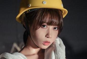 喂，奈汐酱Nice，其实你是在跟壁纸抢风头吗？这可爱怎么回事！