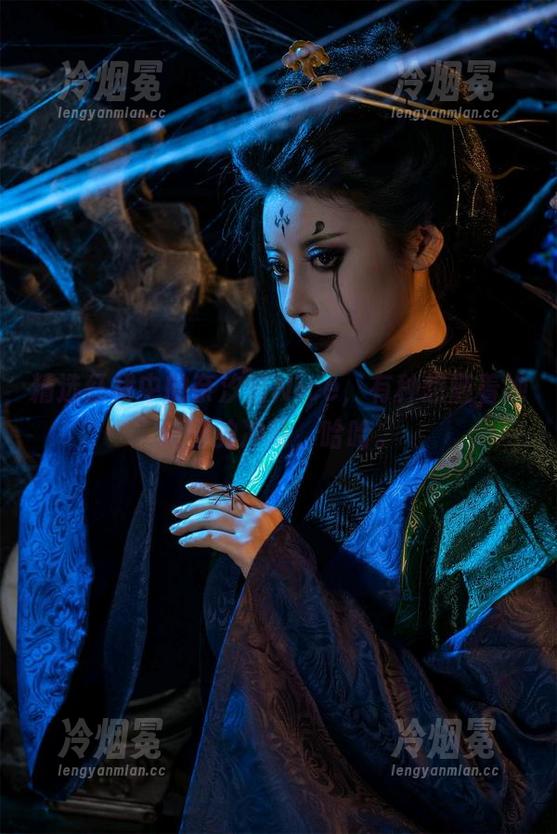 精选红裙中的奈汐酱Nice，有种想随着她转圈的冲动，哈哈。