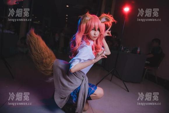 睡衣写真公开：妖君白研穿着不小心，早知道加点情调的，下载来作壁咚参考。