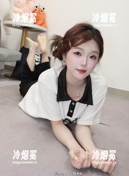 小众视觉 - 惠子自拍的不完美才是完美：无圣光随性展示