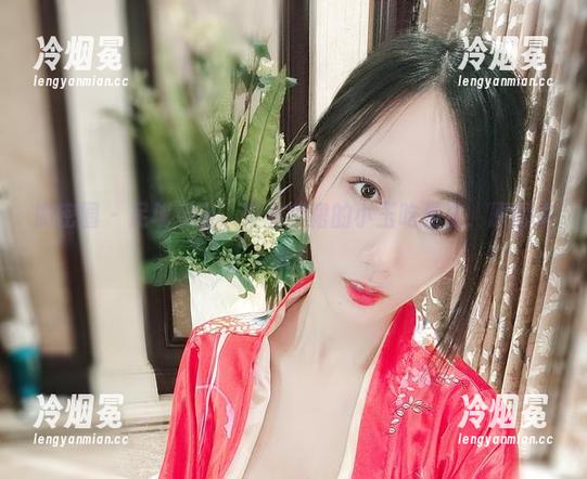 小玉吃果冻 微密圈 - 足球场上,穿着短裙的小玉吃果冻,原图来啦!