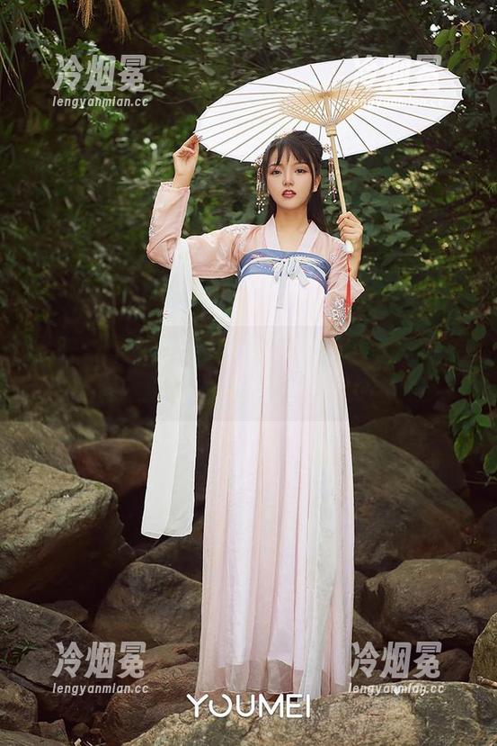 尤蜜荟 - 娜依灵儿带来的白色全套写真，感觉就像海浪轻轻拍打在心坎上...