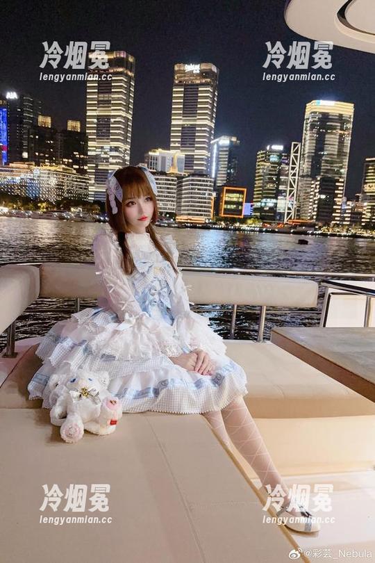 彩芸_Nebula把泳衣穿出了新高度，这组合果然是摄影界的“疗愈良方”！