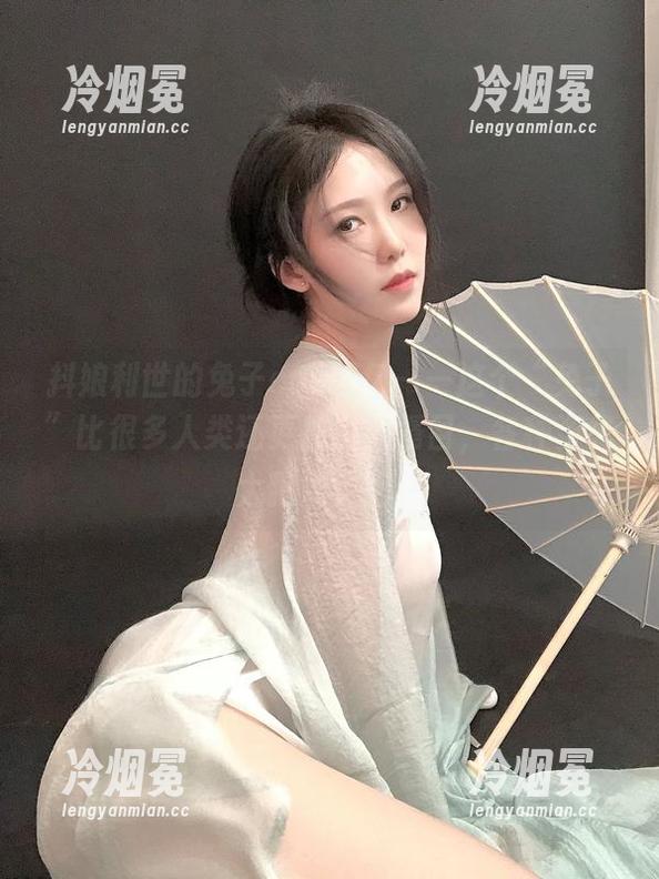 抖娘利世的兔子cos图包——这个“兔子”比很多人类还更加引人瞩目，各种姿态太犯规了吧。