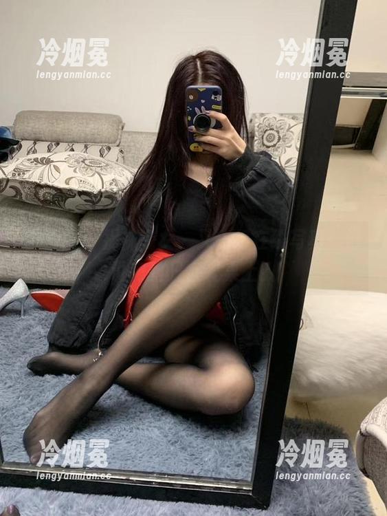 微密圈 - 提袜少女，又一组在线写真：谁说肉丝只在餐桌上？