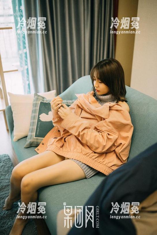 果团网：邻家少女照片，哦，那双温柔的鞋子真好看