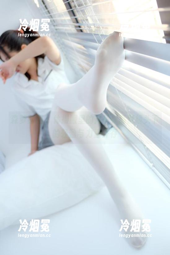 森萝财团 - 体操服里的卉子，高清镜头下的轻盈与力量并存