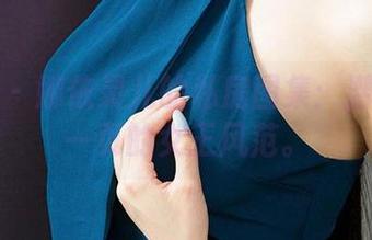 爱尤物 – 娜依灵儿的私房图集：潜伏在每一页的女王风范。