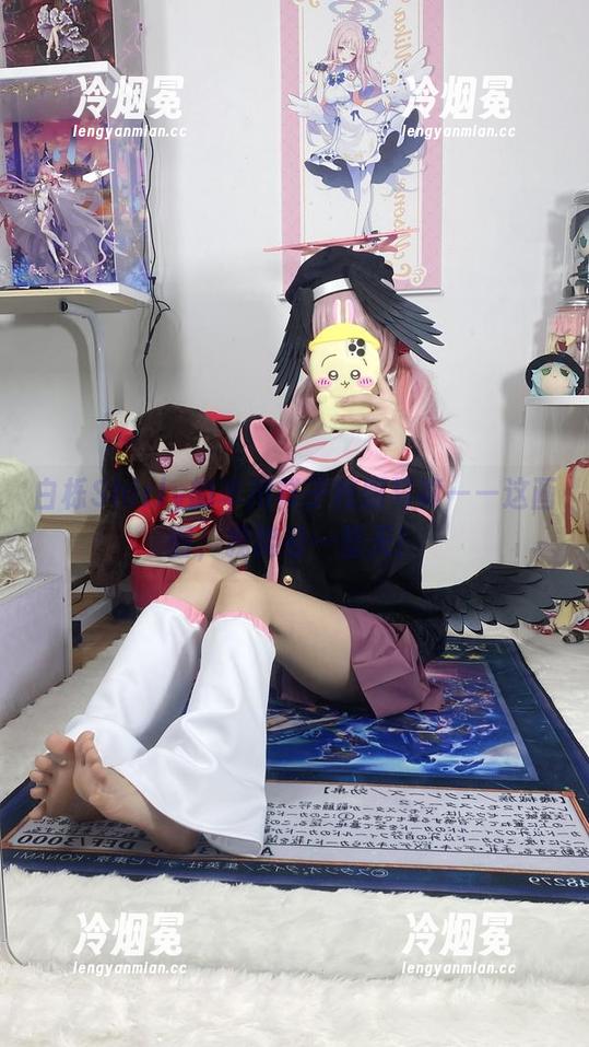 白栎Shirly的丰川祥子校服写真——这画面，我能看一整天！