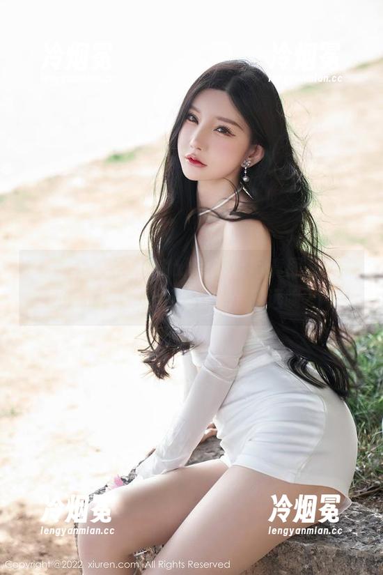 秀人网-夏诗诗Sally 秀人网 - 夏诗诗Sally泳装写真图集:说真的,安全距离……是多远呢?