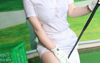 秀人网 – 小逗逗黑丝写真：穿上它，立马成了派对的“主角”，其他服装都是泪水…。
