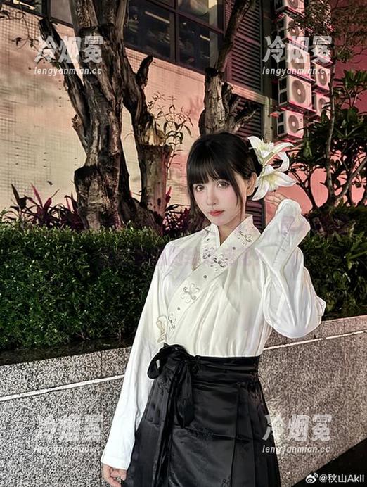 秋山AkI全集：当女神遇上写真，能不能把我的脑细胞给炸成花？