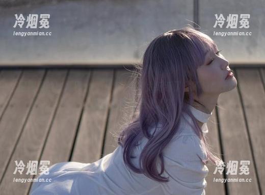 图册里的脱尾巴Mizuki，婚纱太好看了，不过脚上的高跟鞋反而有点抢戏？