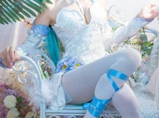 艾西Aiwest的写真诱惑：初音小恶魔已经上线，快来下载吧！