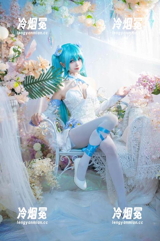 艾西Aiwest的写真诱惑：初音小恶魔已经上线，快来下载吧！