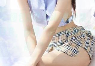 蜜桃社 – 图包讨论Suki的美脚，是否该开个研讨会，例如“美腿与地球的引力关系”？哈哈。