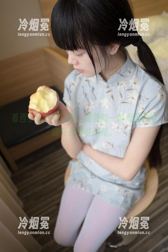 看西尔酱在婚纱里，原图的一瞬和图册的意外竟有些违和。