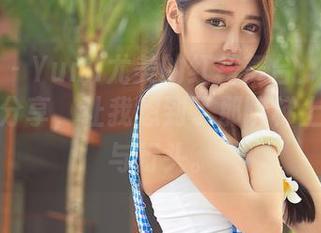 青豆客 – Yumi尤美的红裙舞台：今天的写真集分享，让我想到了那阶梯上的优雅与行头。