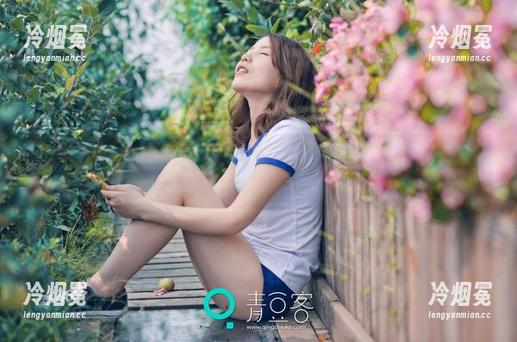 青豆客-宋梓诺Bee 青豆客 - 宋梓诺Bee的学生时代,私房图包里藏了多少课本和童趣?