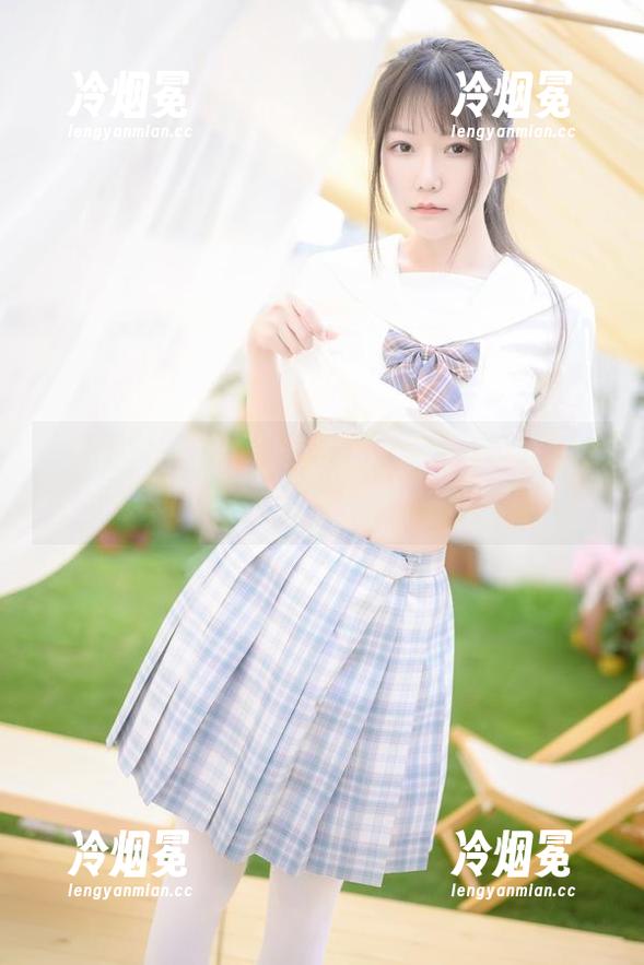 办公室里的美丽误会，香草喵露露的cos写真让每个场景都好像一幅画！