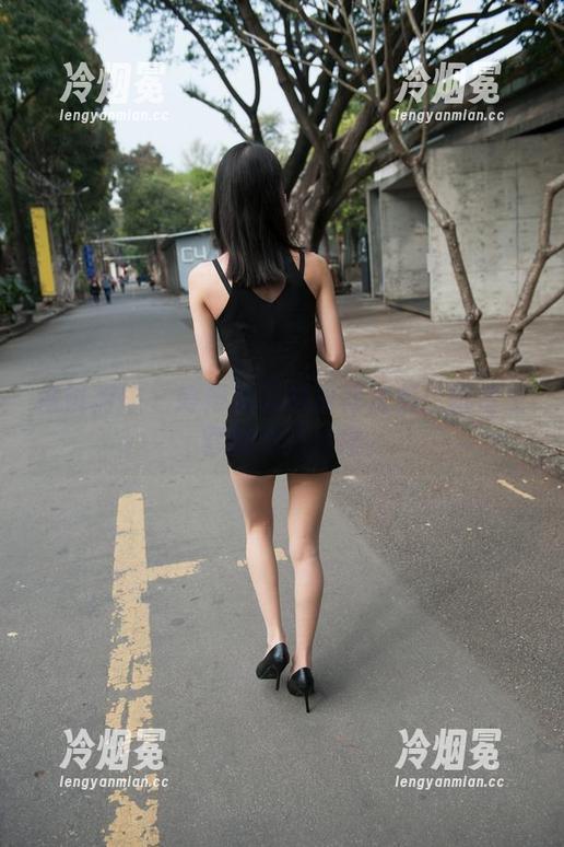 魔镜街拍-婷婷 魔镜街拍 - 婷婷每天的粉裙决策:销售主管的私拍片段