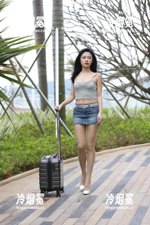 魔镜街拍-婷婷 魔镜街拍 - 听说灰裙是OL的标配,婷婷这身搭配我偏要赞成,赶紧看美图,图包在等你打开呢。