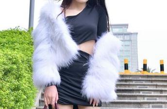 魔镜街拍 – 商业广场嬉戏，萌宝儿的高清写真打破包臀裙的界限！