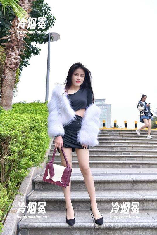 魔镜街拍-萌宝儿 魔镜街拍 - 商业广场嬉戏,萌宝儿的高清写真打破包臀裙的界限!