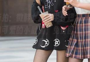 魔镜街拍：微胖女孩的牛仔短裙，火辣的曲线和可爱的小肚腩，免费图册等你来收藏！