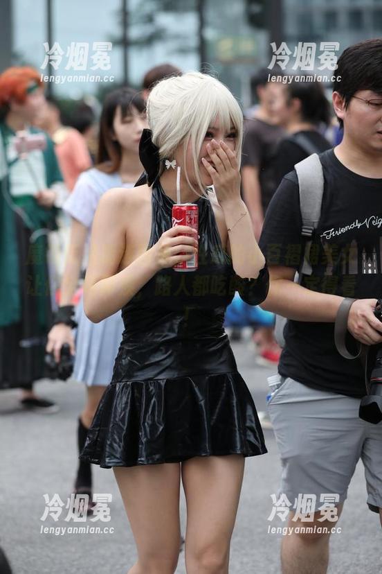 魔镜街拍 魔镜街拍精选图集,性感的小百褶裙美女让你全场厣羡,路人都吃酸?你一定得看!